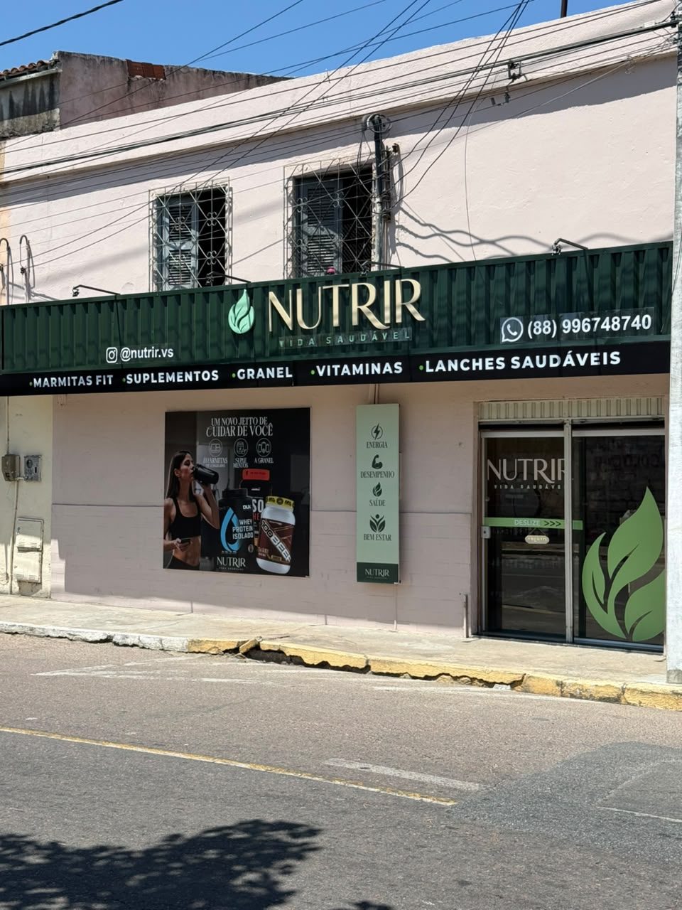 Fachada iluminada da loja Nutrir Vida Saudável na esquina da Rua Caetano Figueiredo, na Cohab II, em Sobral