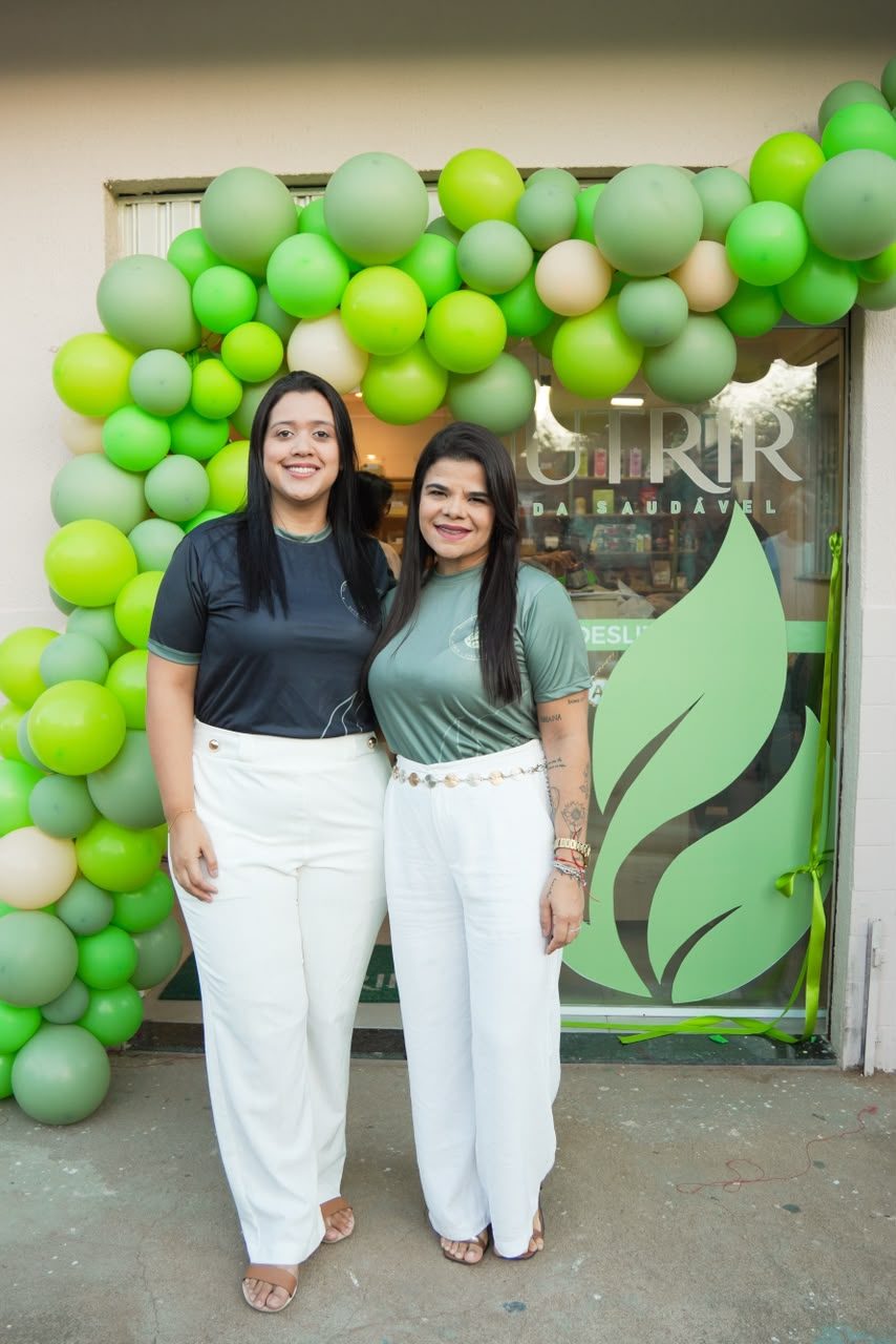 Amanda e Giorggia Cardoso, sócias da Nutrir Vida Saudável, na porta da loja no dia da inauguração